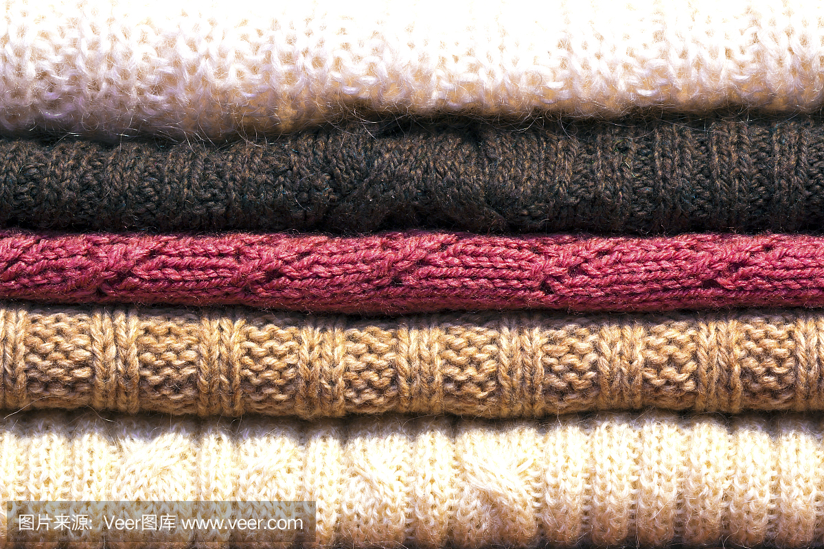 一堆温暖舒适的羊毛针织毛衣